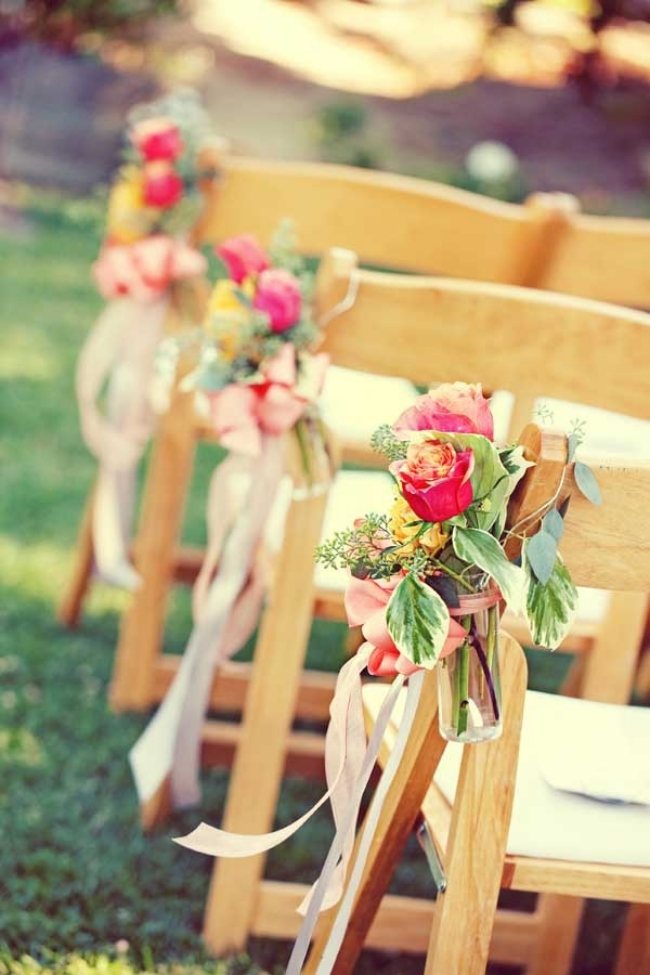 Hochzeit-im-Freien-Altar-Stühle-klappbar-für-Gäste-schmücken-Blumenvasen