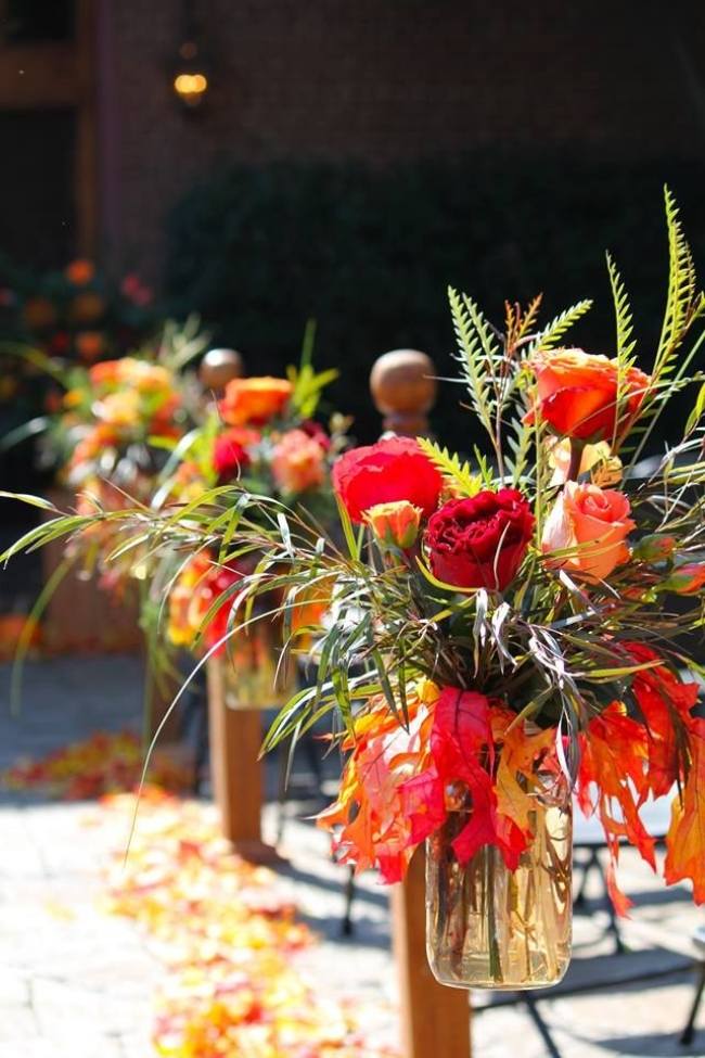 Hochzeit-im-Freien-Spätsommer-Herbst-Blumen-Vasen-aufhängen