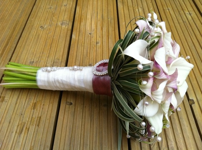 Hochzeit planen Brautstrauß Blumen Perlen Ideen
