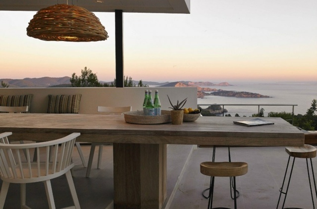 Holz Tisch gemütlicher Essplatz einrichten Einfamilienhaus Urlaub Spanien