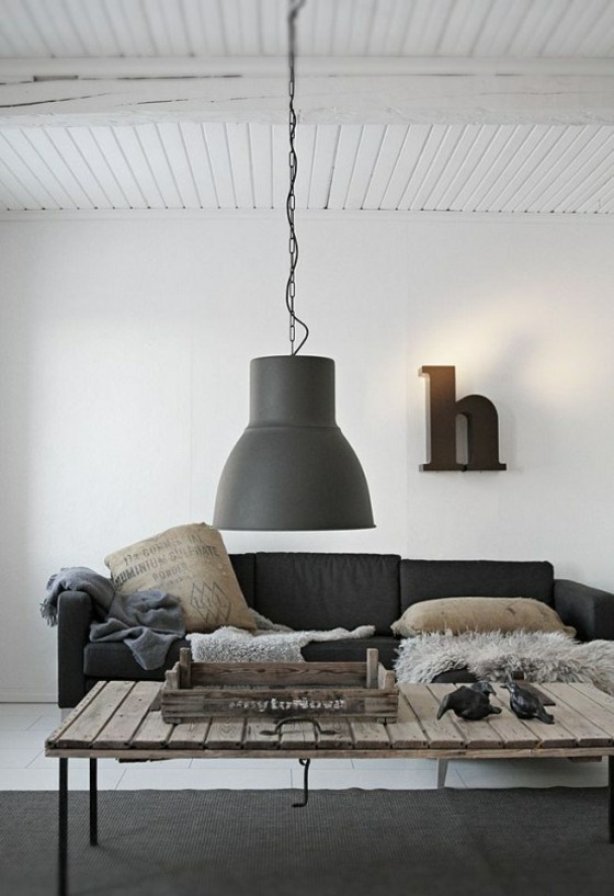 Holztisch-wie-Lattenrost-Bodenbelag-aus-Fliesen-weiße-Wände