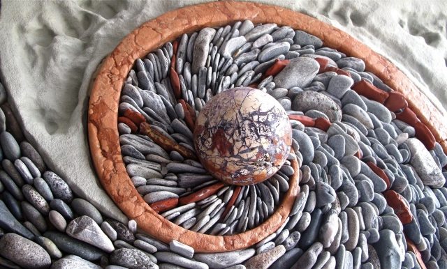 Kieselmosaike-spiralförmig-glattgeschliffen-erinnert-an-das-sonnensystem