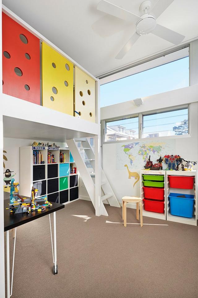 Kinderzimmer-Lego-Steine-Wandsticker-Treppe-zum-Schlafbereich
