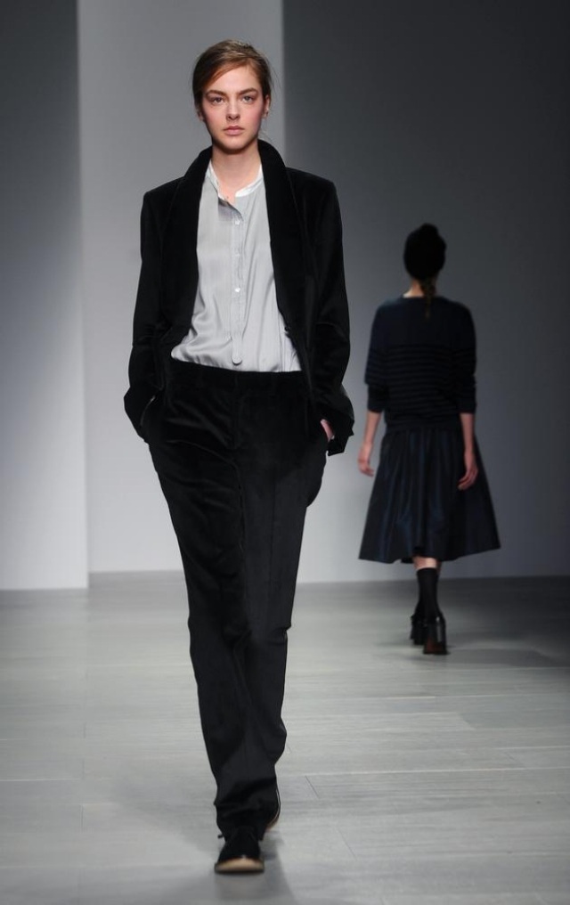 Klassisches-Damenkostüm-schwarz-grau-Margaret-Howell-normcore-fashion-2014