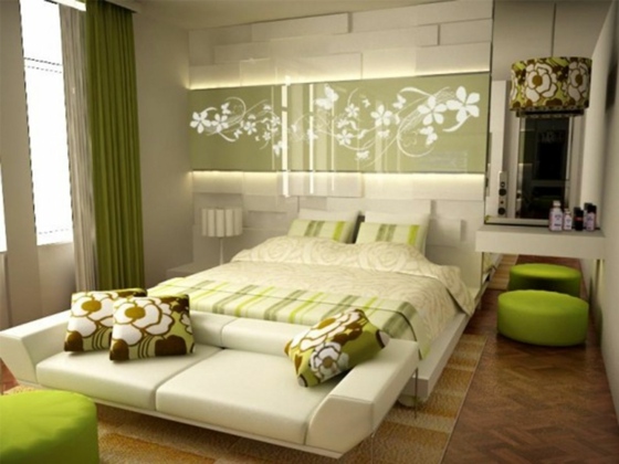 Lederbett-grüne-Blumenmotive-Tagesdecke-Bett