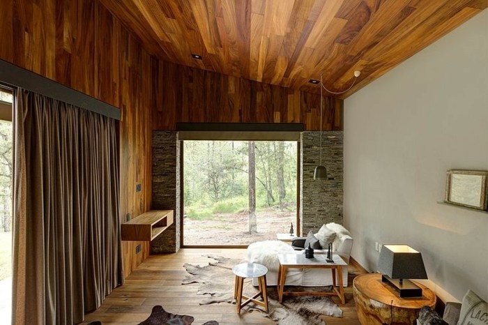 Leseecke-Fenster-Vorhänge-Wandverkelidung-aus-Holz