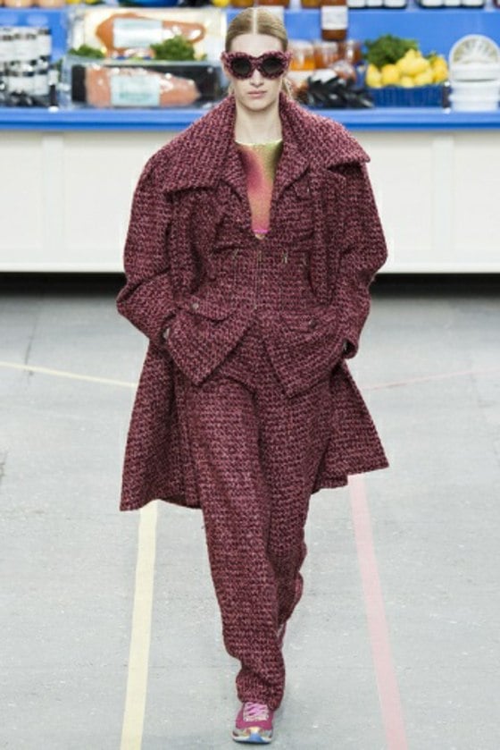 Lila-Outfit-getupfte-Textilien-Mantel-Chanel-Kollektion