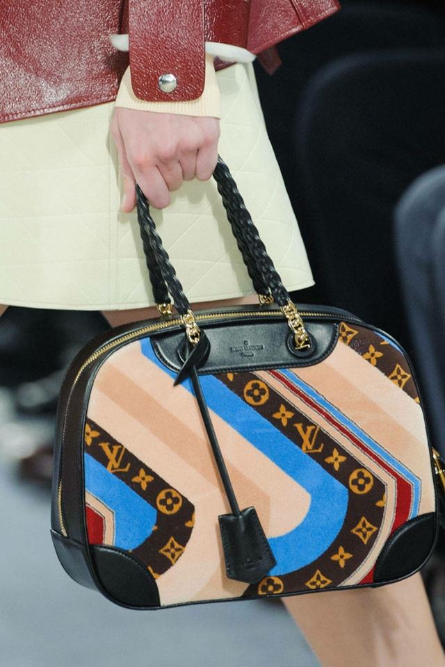 Louis-Vuitton-Handtasche-mit-Textildrücke-in-beigen-Tönen