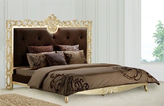 Luxuriöses-Bett-mit-Kopfteil-braune-verzierte-Blumen