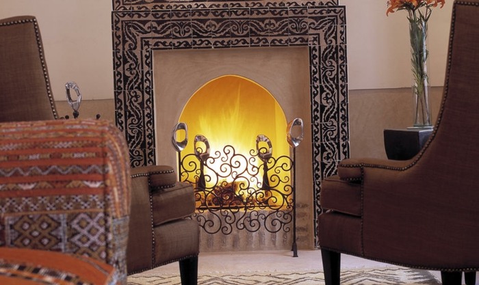 Marokkanischer-Kamin-mit-Sessel