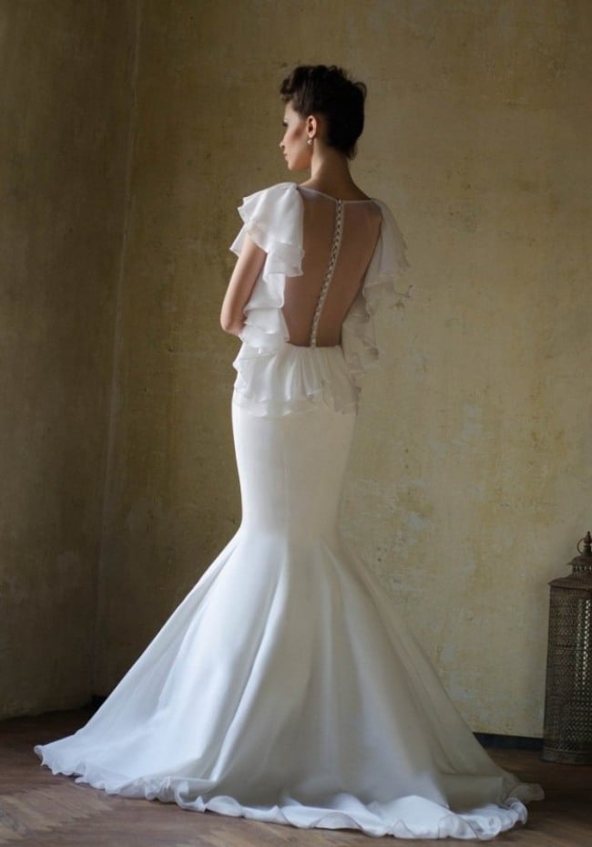 Meerjungfrau-Hochzeitskleider-Ideen-Perlenketten-im-Rückenbereich-betonte-hüftenkurven