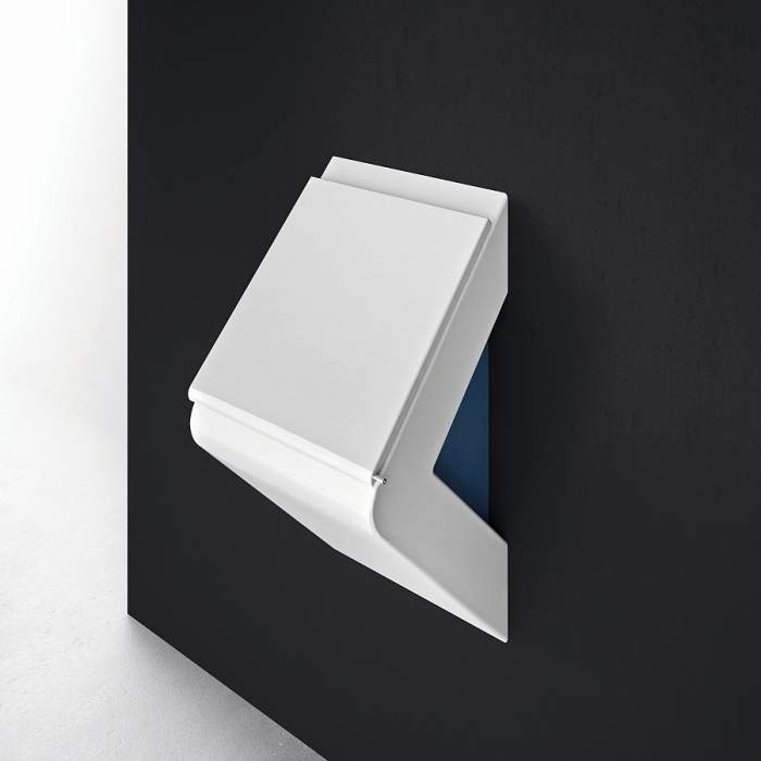 Minimalistische-wandhängende-toilette-platzsparende-lösung-für-das-kleine-badezimmer