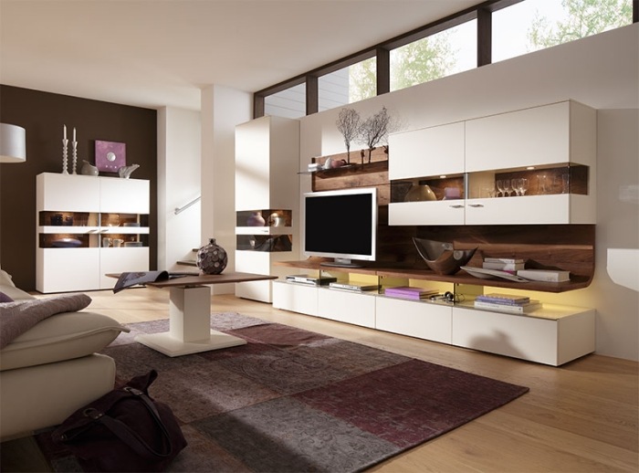 Moderne-Wohnwände-luftig-konzipiert-bieten-Stauraum-im-Wohnzimmer-grifflose-Fronten