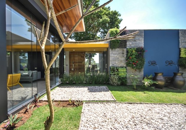 Modernes-Wohnhaus-Garten-Flächen-Gartenwege-Otta-Albernaz-Arquitetura