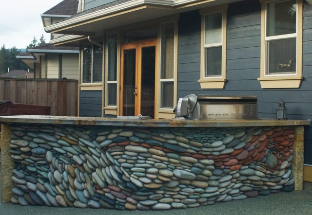 Mosaike-aus-Stein-dauerhaft-und-lichtbeständig-outdoor-küche-verkleidete-wand