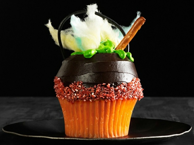 Muffin-backen-für-Halloween-schwarzer-Hintergrund