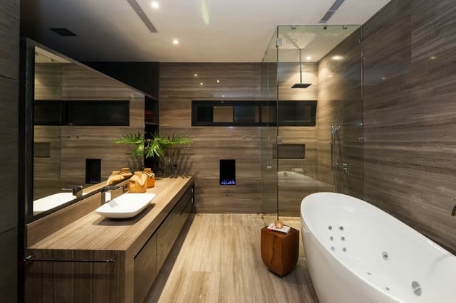 Steinfliesen an der Wand im Badezimmer - 30 Ideen