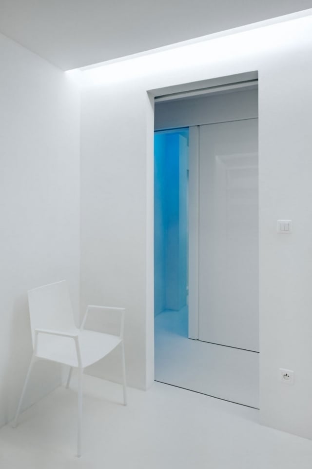 Next-Level-Studio-weiße-wohnung-minimalistisches-innendesign-möbel-schlicht