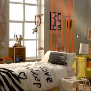Raumteiler Ideen Jugendzimmer orange gelb modern Bettdecke