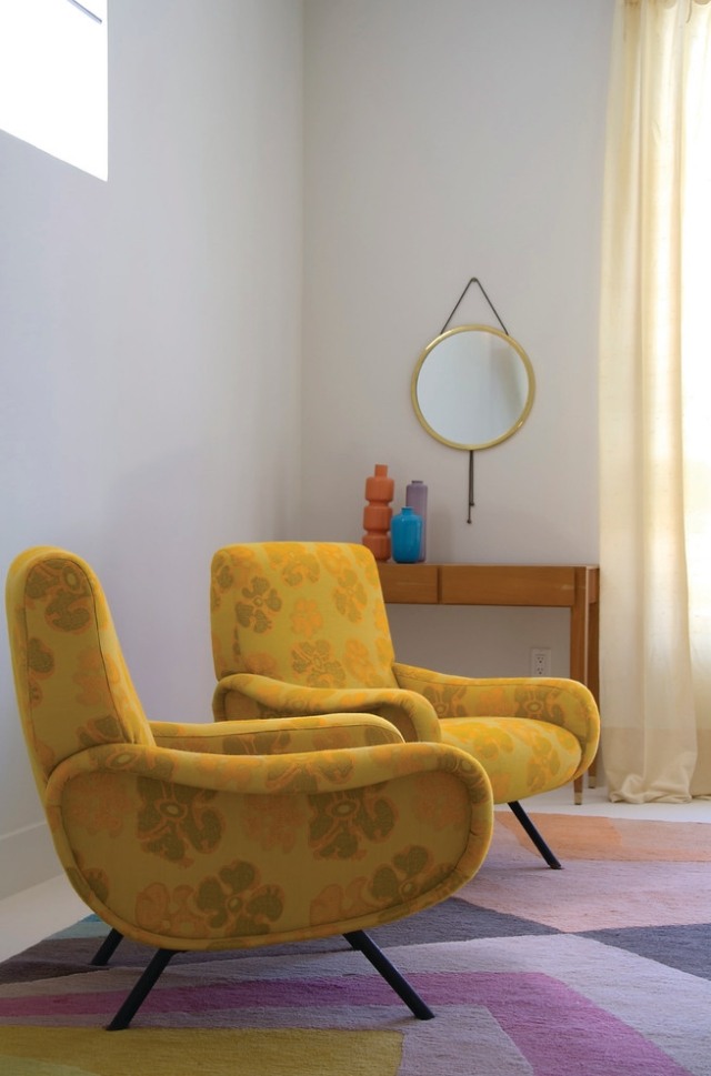 Retro-Sessel-senf-gelb-Blumenmuster-Bezug-organisch-geformt-ovale-Rückenlehne