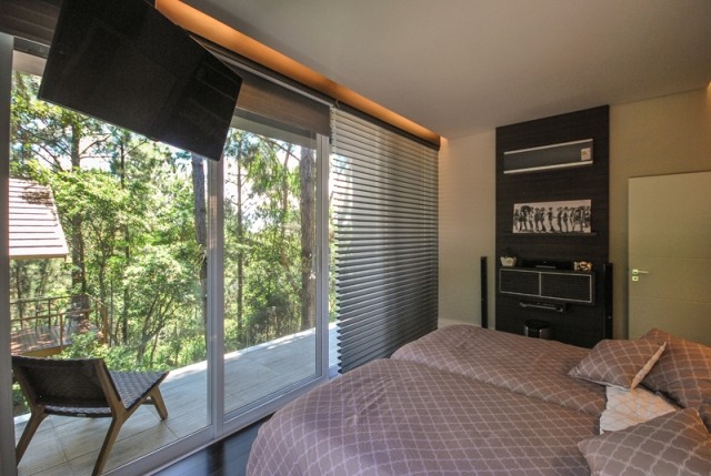 Schlafzimmer-Jalousien-schwarz-Fensterschutz-Otta-Albernaz-Arquitetura
