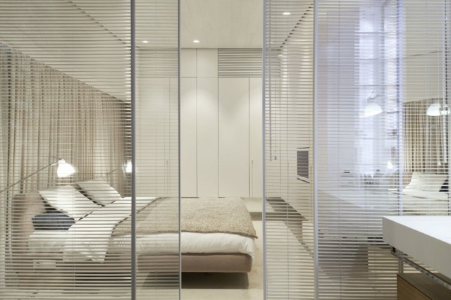 Schlafzimmer-Schiebetüren-aus-Glas-mit-Innenjalousien