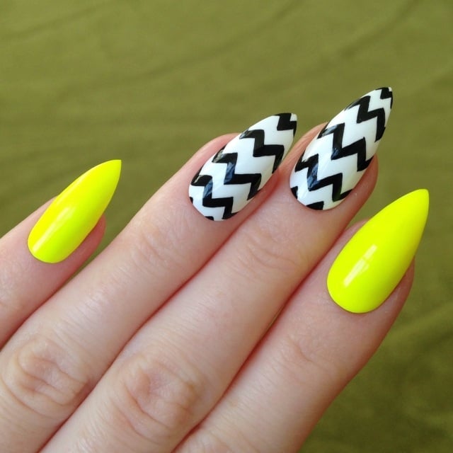 Stiletto-Nailart-gelbe-gelnägel-zickzack-effekt-nagel-schwarz-weiß