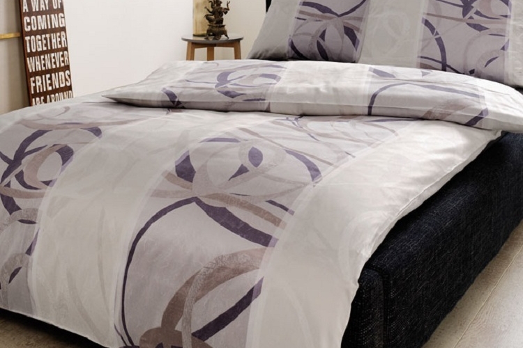 Stilvolle Bettdecke originelle Prints Muster Ideen lila