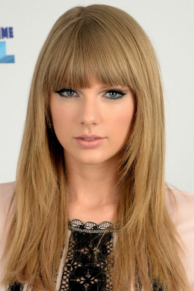 Taylor-Swift-lange-Haare-mit-Pony. 