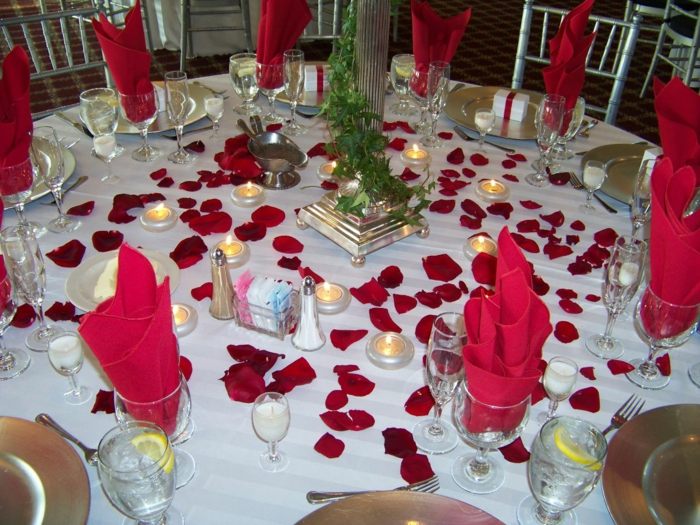 Tischdekoration-Hochzeit-Rosenblüten-Geschirr-Servietten-aus-Stoff-Teelichter