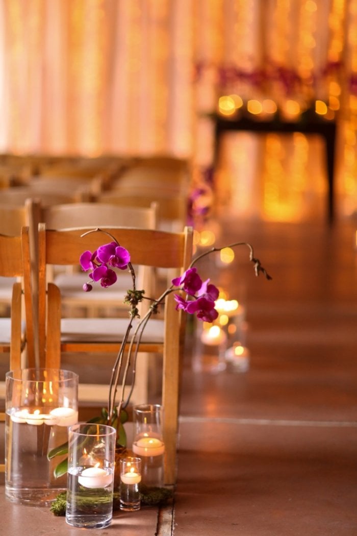 Trauung-Hochzeit-Dekoration-dezent-blühende-orchidee-purpur-farben-teelichter-kerzen