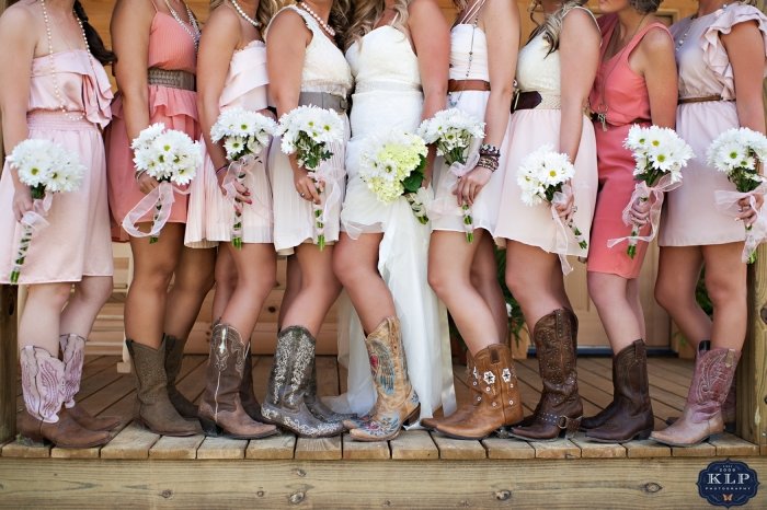 Unterschiedliche-Kleider-Brautjungfern-rosa-toene-cowboy-stiefel
