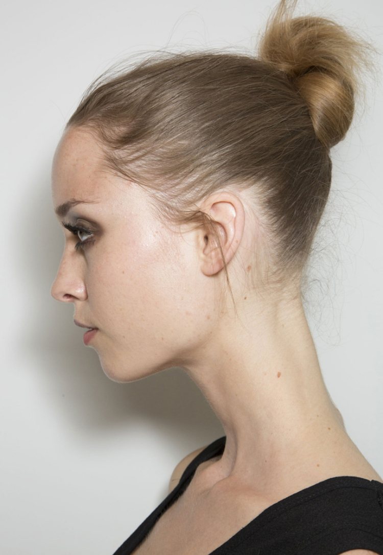 Versace-model-frisur-haarknoten-2014