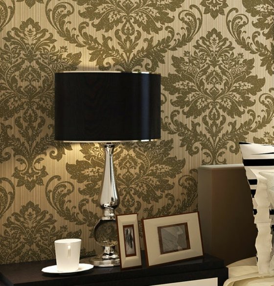 Viktorianische-Muster-Tapeten-im-Schlafzimmer-Bilderrahmen-Nachtischdekor