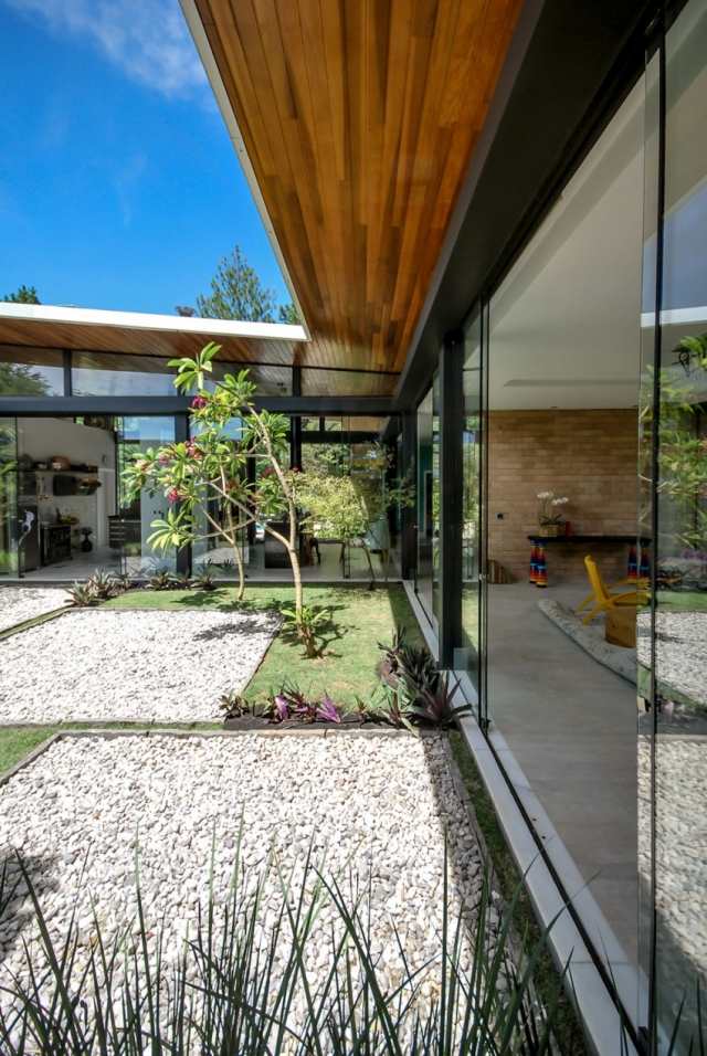 Vordach-gestaltet-in-Holz-Glas-Fensterscheiben-deckenhoch-casa-me