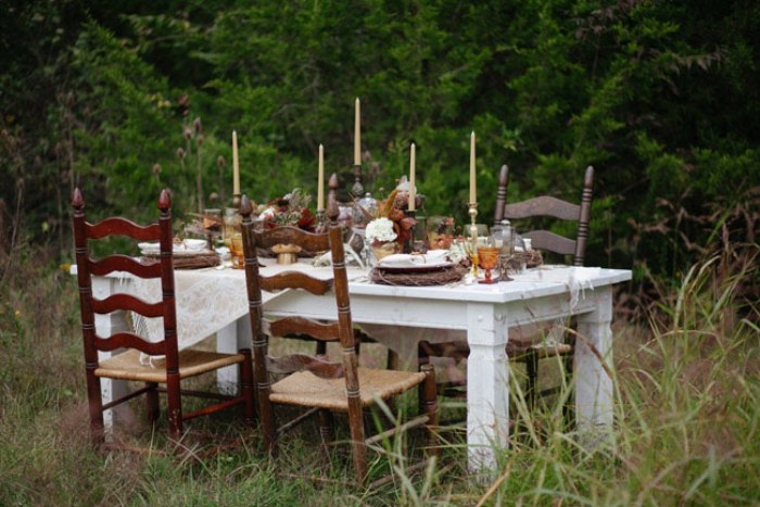 Waldgebiet-Hochzeit-shabby-chic-gartenstühle-massivholztisch