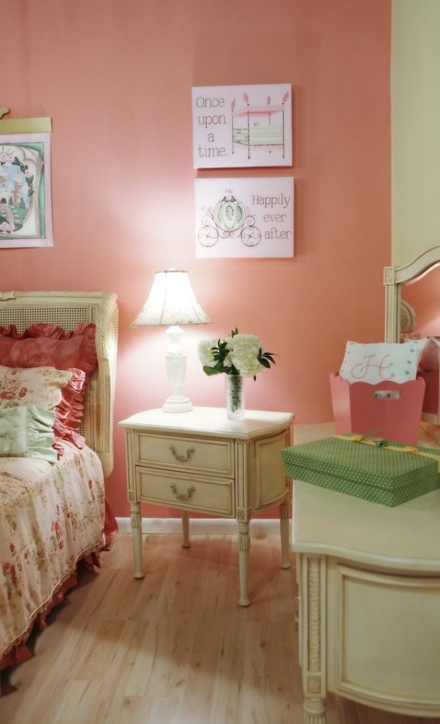 Warme-moderne-Wandgestaltung-im-Kinderzimmer-mit-Farbe-Lachs-Wanddekore