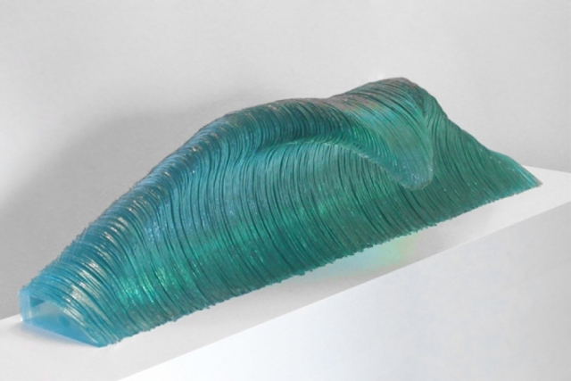 Welle-Skulptur-Design-mehrere-Glasschichten-born-in-a-storme-ben-young