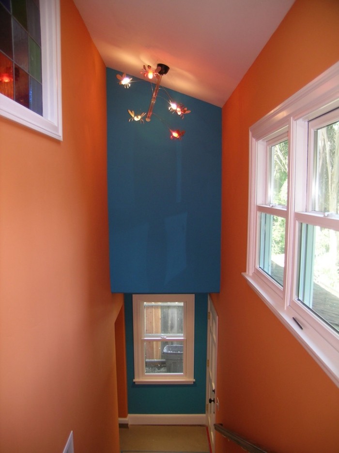 Wohnideen-Streichen-Flur-eingang-kontrastfarben-blau-orange-hohe-decke