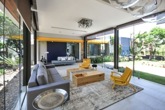 Wohnzimmer-Gestaltung-offener-Grundriss-Möbeldesign-Knallig-Gelb-Couchtisch