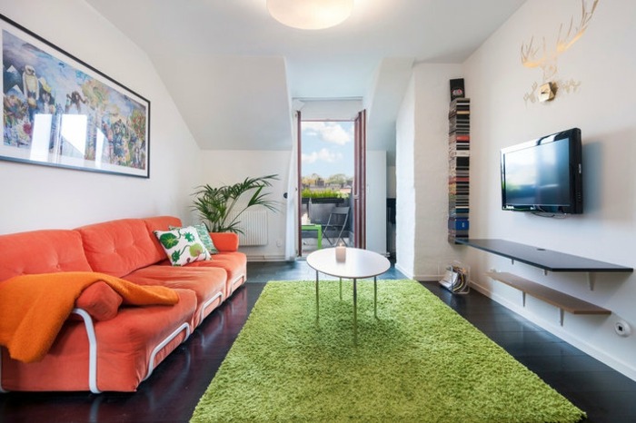 Ideen Dachschräge orange Sofa grün Teppich