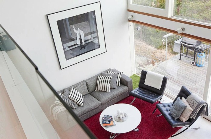 Zweisitzer Sofa Grau rot Teppich Lederstühle