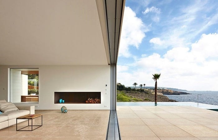 Wohnzimmer-gigantische-Panoramafenster-weite-Terrasse-Zugang-Schiebetüren
