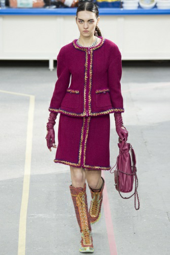Wolle-Damen-Anzüge-in-Fuchsia-Farbe-mit-modischer-Handtasche