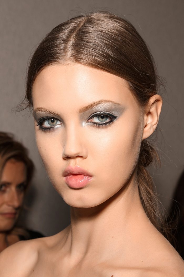 abendliches-make-up-glänzende-silberne-lidschatten-schwarz-eyeliner