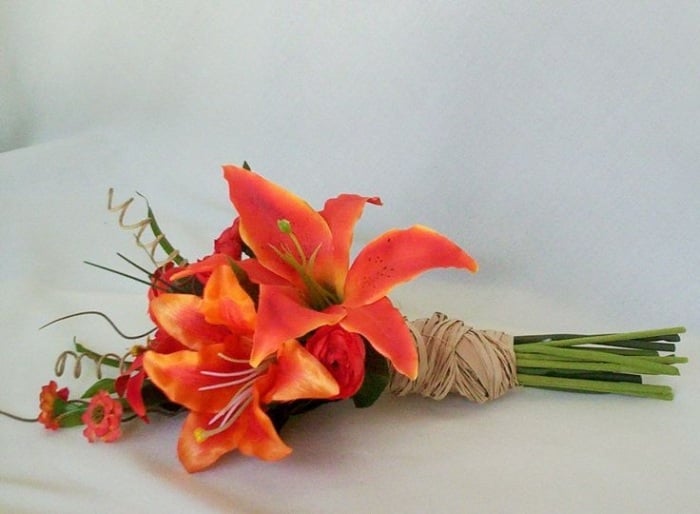 ansteckblumen-arrangement-ideen-herbstliche-Farben-Orange-Rot