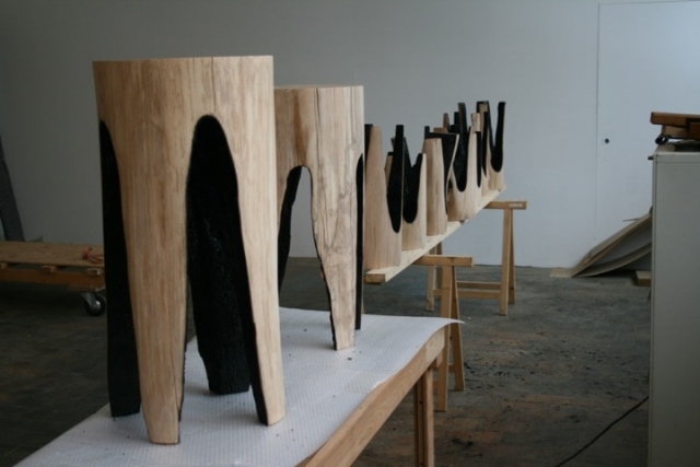 ausgebrannt-Baumstumpf-skulpturen-innerlich-verbrant-unterschiedliche-größen