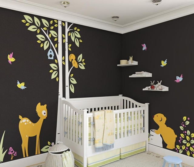 babyzimmer-deko-geschlechtsneutral-schwarze-wandfarbe-bunte-aufkleber-waldtiere