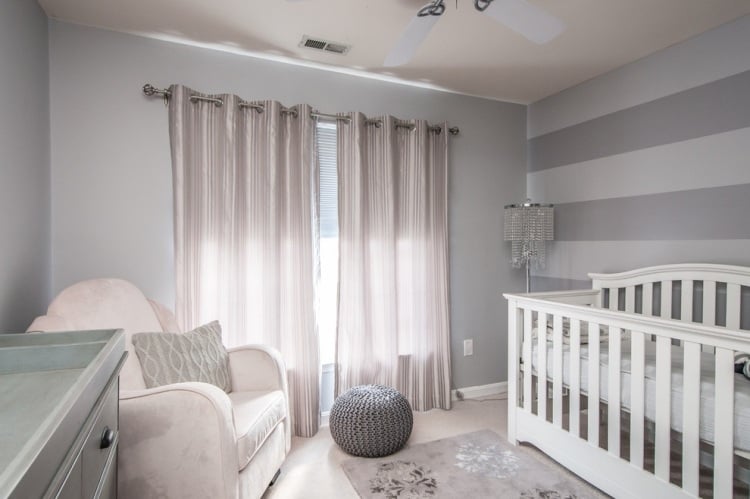 babyzimmer-geschlechtsneutral-graue-wandfarbe-satin-vorhange-weisses-babybett