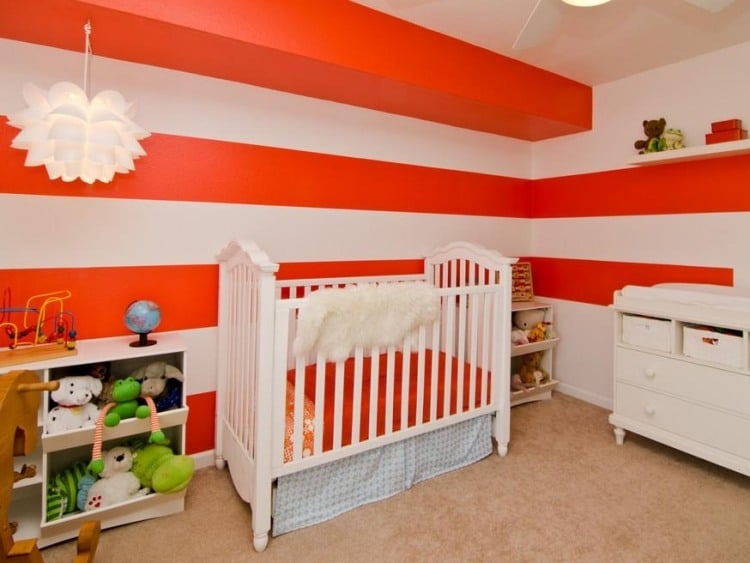 babyzimmer-geschlechtsneutral-rot-weiss-horizontale-streifen-wanddeko-beiger-teppichboden